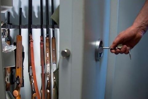 В зависимости от места нахождения оружия законодателем установлены разные требования к обеспечению его сохранности владельцем